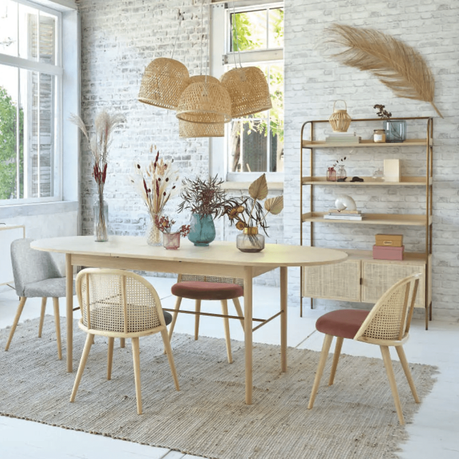 salon lumineux sol blanc table bois suspension fibre naturelle tapis couleur chanvre