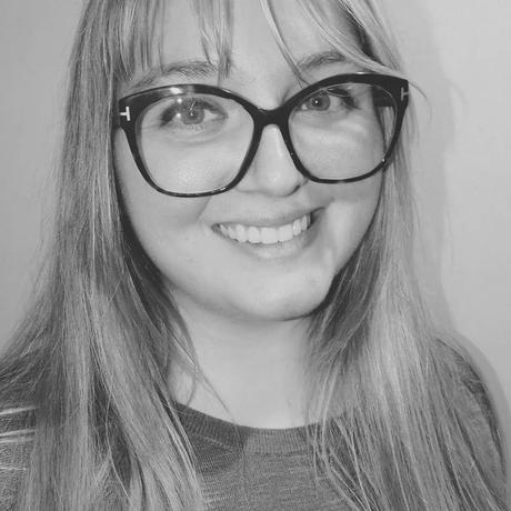 Peut être une image de 1 personne et sourire