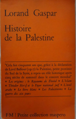 Cri blanc dans la chute sombre d'une falaise