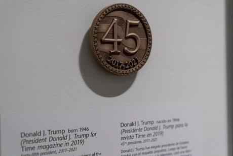 Un emblème d'aspect bronze avec le numéro 45 est visible à côté de la photo de Trump.