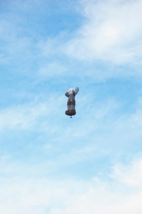Kaws fait voler un Companion de 42 mètres pour son prochain drop