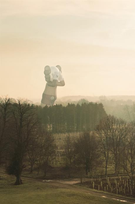 Kaws fait voler un Companion de 42 mètres pour son prochain drop