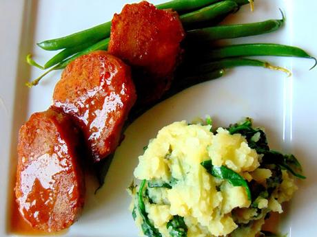 Médaillons de seitan avec purée de pommes de terre au kale et haricots verts à l'ail et au citron Médaillons de seitan avec purée de pommes de terre au kale et haricots verts à l'ail et au citron