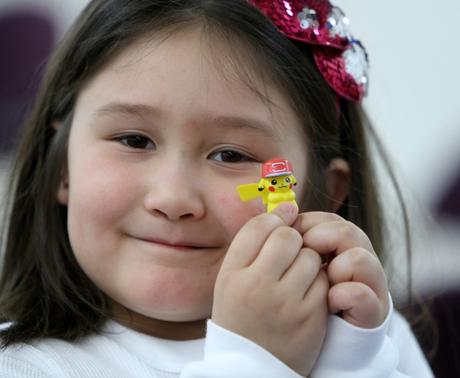 8 à 3: Et si tout ce que nous savons sur le temps d’écran est faux? Emily Aceves, 6 de Burbank, joue avec un Lego Pikachu qu'elle a trouvé au Lego Club de la Bibliothèque centrale de Burbank