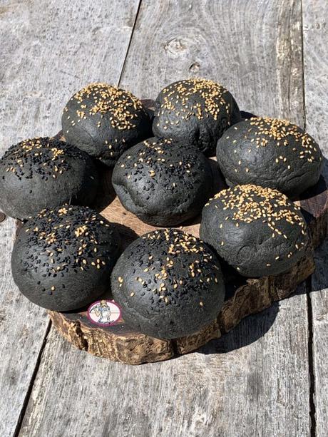 Pains hamburger maison au charbon végétal