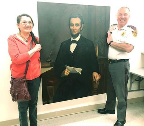 Mayhew fait don du portrait d’Abraham Lincoln à la mairie