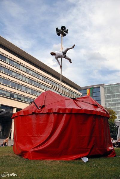 Le Mâtitube. Compagnie les Hommes penchés.