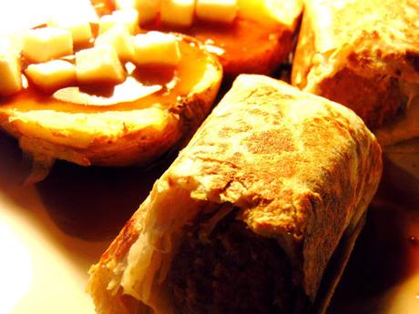 Poutine de pomme de terre au four avec wrap dog