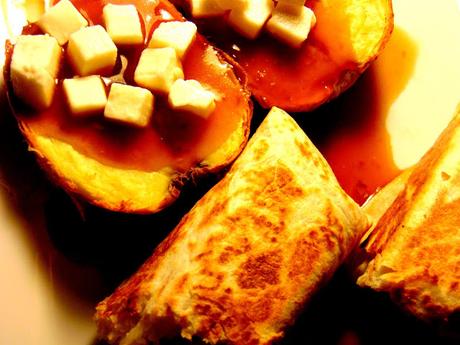 Poutine de pomme de terre au four avec wrap dog