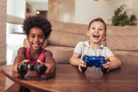 Deux enfants jouant à des jeux de console.
