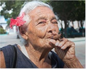 posters-vieille-femme-ridee-avec-des-cigares-de-fumer-fleur-rouge-cuba-1.jpg