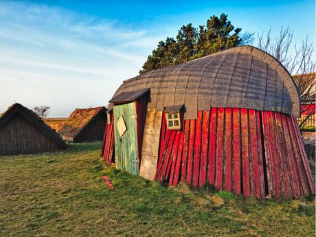 Une maison traditionnelle de l'époque viking en Irlande