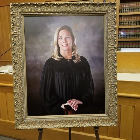 Le portrait, qui a été réalisé par Cantin Photography de Tiverton, Rhode Island, a été terminé à la fin de l'année dernière et est resté au domicile du juge pendant environ six mois jusqu'à ce que la cérémonie puisse être organisée en toute sécurité.