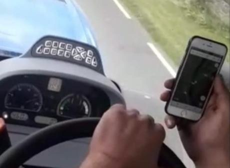 Les entrepreneurs doivent renvoyer les conducteurs de tracteurs à l'aide de téléphones en conduisant