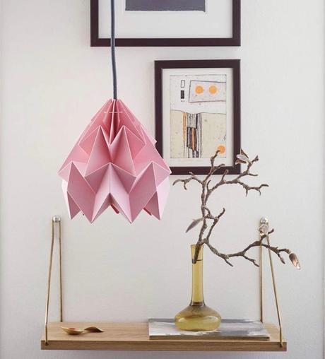 L’origami dans la déco intérieure suspension rose papier article du plissage étagère bois - blog déco - clematc
