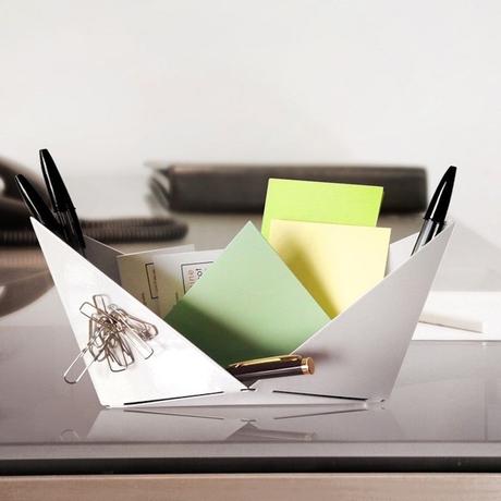 L’origami dans la déco intérieure bateau blanc origami vide poche bureau stylo aimante - blog déco - clemaroundthecorner