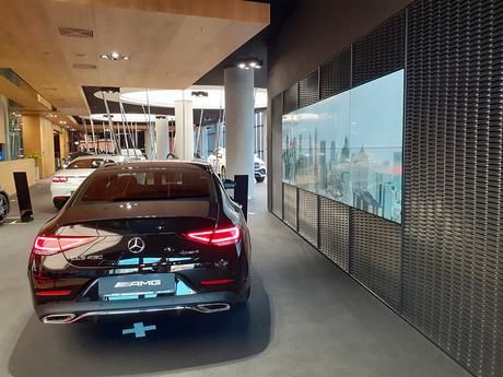 Un mur LED dans une concession Mercedes avec le moniteur AG Neovo PN-55D