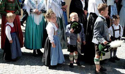 Frohnleichnam 2016 in Mittenwald / 90 Bilder — 90 photos / La Fête-Dieu à Mittenwald en 2016 Frohnleichnam 2016 in Mittenwald / 90 Bilder — 90 photos / La Fête-Dieu à Mittenwald en 2016