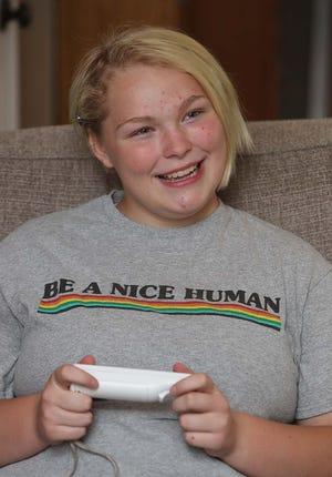 Mackenzie McLain, 15 ans, joue à un jeu vidéo chez elle le mercredi 2 juin 2021 à Tallmadge, Ohio.  Mackenzie est l'un des 90 étudiants qui rejoindront un club d'esports à l'école secondaire Tallmadge.