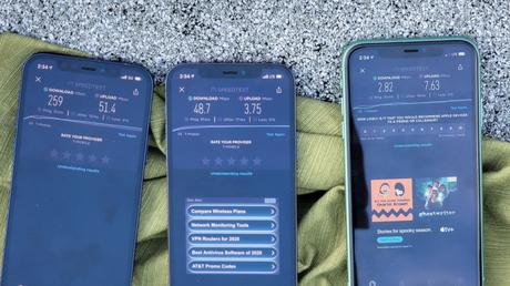 Trois téléphones affichant des résultats de test de vitesse allant de 259 Mbps à 2,82 Mbps