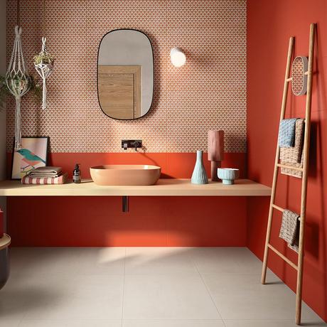 crédence salle de bain rouge mobilier sèche serviette bois blog deco
