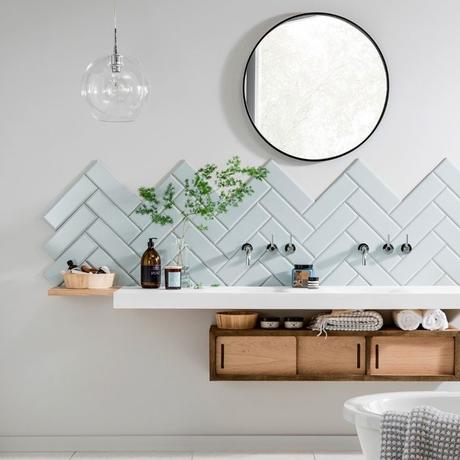 carrelage chevron bleu pastel miroir rond mobilier bois deco scandinave