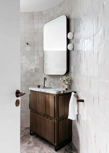 salle de bain carrelage luisant blanc mobilier bois brut rustique
