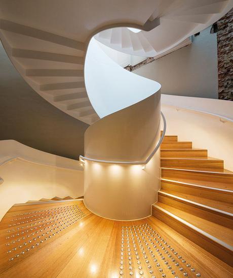 La galerie de portraits de poésie : profitez d’une visite virtuelle Escalier virtuel