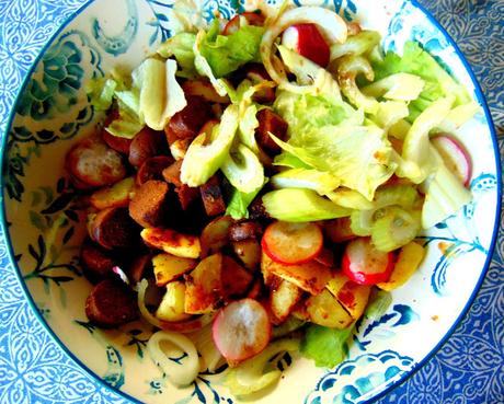 Salade Iceberg, pommes de terre, saucisse