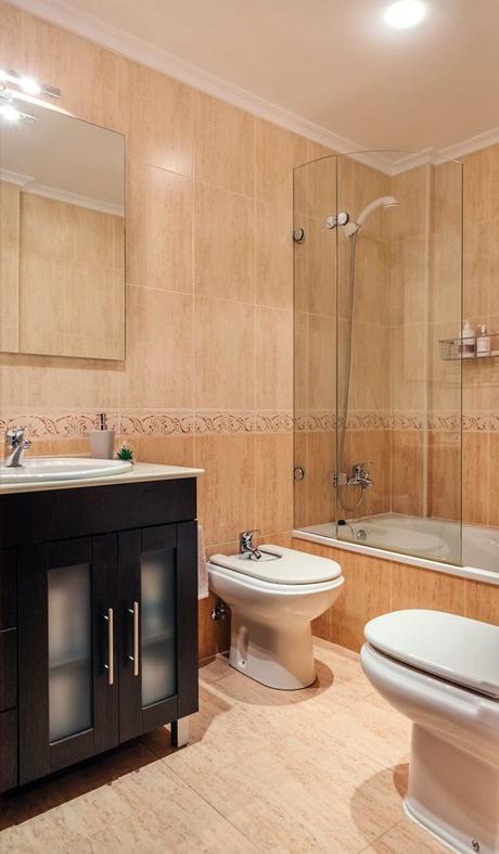 Comment décorer sa salle de bain moderne avec du travertin ?