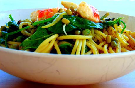 Pâtes au vert printannier; pesto, pois, épinards Pâtes au vert printannier; pesto, pois, épinards