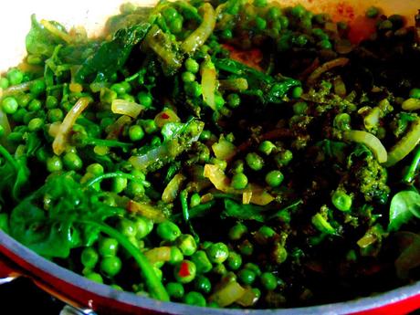 Pâtes au vert printannier; pesto, pois, épinards Pâtes au vert printannier; pesto, pois, épinards