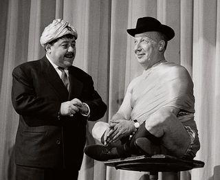 A gauche son ami Francis Blanche das leur sketch culte