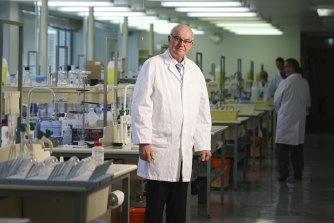 Le professeur Skerritt a été le visage public de la TGA, mais des centaines d'experts travaillent dans les coulisses pour garantir la sécurité des dispositifs et produits médicaux australiens.
