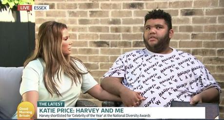 Katie Price montre un autoportrait géant alors qu’elle abandonne le look naturel pour les extensions de cheveux Katie Price est apparue sur Good Morning Britain lundi aux côtés de son fils Harvey