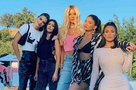 Katie Price montre un autoportrait géant alors qu’elle abandonne le look naturel pour les extensions de cheveux Katie Price montre un autoportrait géant alors qu’elle abandonne le look naturel pour les extensions de cheveux