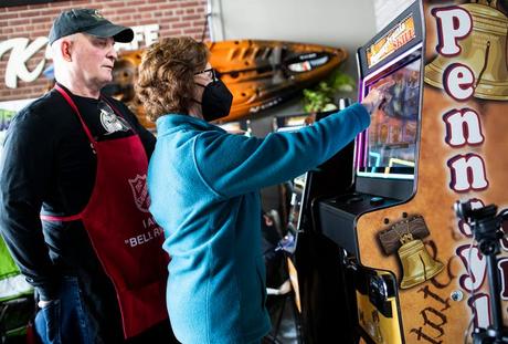 Randy Sprankle, fondateur et copropriétaire du marché de quartier de Sprankle, regarde un client jouer à l'une des machines de jeu Pennsylvanie de Pace-O-Matic.