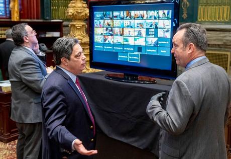 Le chef de la minorité sénatoriale de Pennsylvanie Jay Costa, D-Allegheny, (à gauche) et le président du Sénat Pro Tempore Jake Corman, R-Centre, discutent le 25 mai 2020, lors de la première session de vote à distance de l'histoire de la chambre.  Les deux sénateurs ont retourné les dons de campagne de l'industrie des jeux d'adresse et ont déclaré que l'industrie devrait être interdite, ou taxée et réglementée en Pennsylvanie.