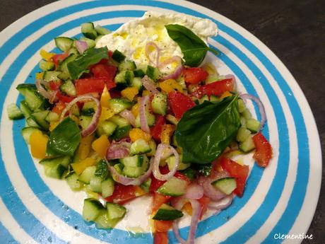 La saison des salades est arrivée ! Salade de concombres avec burrata