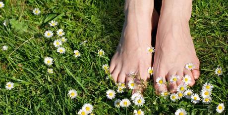 Earthing : et s'il suffisait de marcher pieds nus sur la Terre pour aller mieux ?