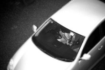 Les nouvelles caméras pour téléphones portables entraînent une augmentation de 39% des revenus des amendes Les automobilistes photographiés à l'aide de leurs téléphones portables par les caméras secrètes ont jusqu'à présent évité les amendes.