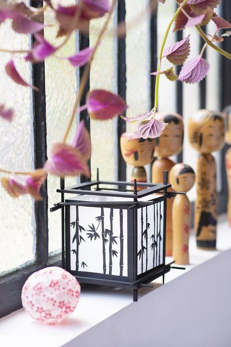lanterne japonaise noir déco arbre fleuris statuette en bois