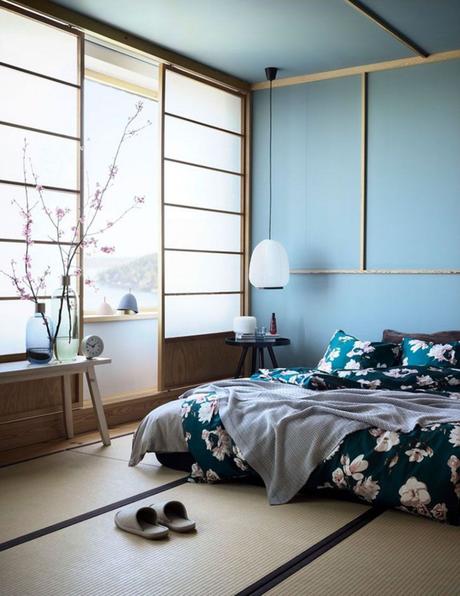 chambre lumineuse déco japonaise linge de lit fleuris banc bois cloison opaque