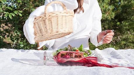 Taches de nappe : comment les éliminer ? 6 remèdes de grand-mère Alice astuce grand mere tache vin rouge