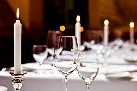 Taches de nappe : comment les éliminer ? 6 remèdes de grand-mère Alice tache cire bougie nappe vetement astuce grand mere