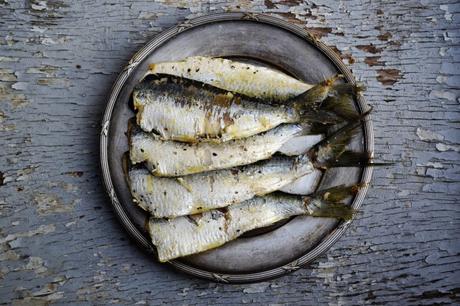 Grilled headless sardines