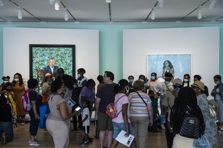 Les gens visitent les portraits d'Obama, mettant en vedette la peinture de Kehinde Wiley de l'ancien président Barack Obama et le portrait d'Amy Sherald de l'ancienne première dame Michelle Obama, le premier jour où les portraits officiels sont exposés à l'Art Institute of Chicago, vendredi matin 18 juin 2021 L'exposition se déroule jusqu'au 15 août à Chicago.  |  Ashlee Rezin Garcia/Sun-Times