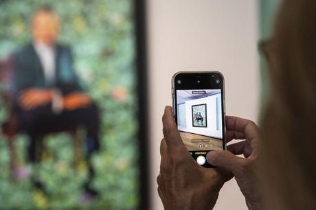 Les gens visitent les portraits d'Obama, mettant en vedette la peinture de Kehinde Wiley de l'ancien président Barack Obama et le portrait d'Amy Sherald de l'ancienne première dame Michelle Obama, le premier jour où les portraits officiels sont exposés à l'Art Institute de Chicago, vendredi matin 18 juin 2021 L'exposition se déroule jusqu'au 15 août à Chicago.