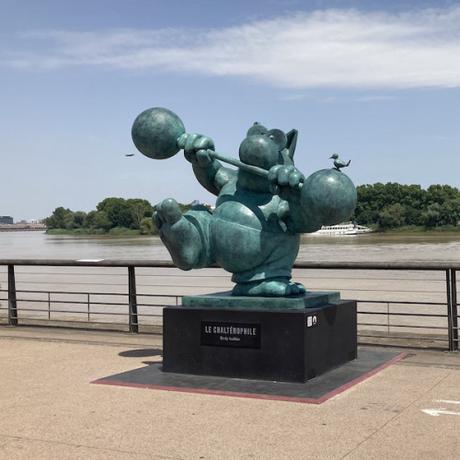 Vingt chats sur les quais pour fêter le vin