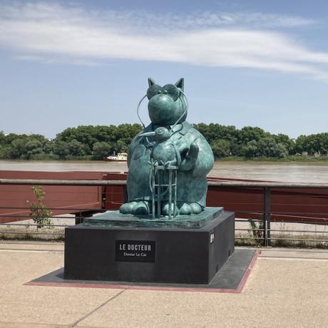 Vingt chats sur les quais pour fêter le vin